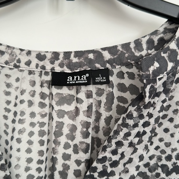 Anna size L sheer with pleats down the front V-neck abstract pattern in gray. - Picture 3 of 7
